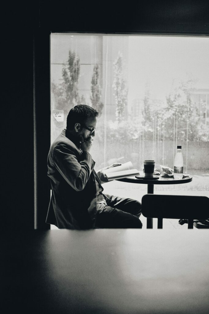 homme dans un café