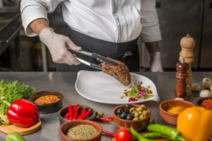 cuisinier entrain de cuisiner