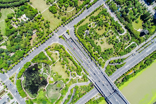 Grands espaces verts au bord des routes 