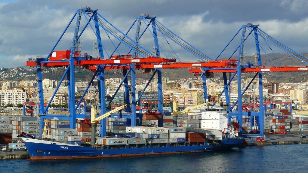 Porte-conteneurs et portiques dans un port, transport maritime international vers les États-Unis